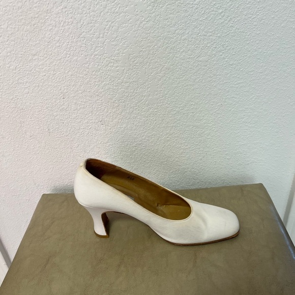 An 8.5B used pair of Hype Made in Spain Square Toe Block Heel White Leather Pump - Picture 7 of 16